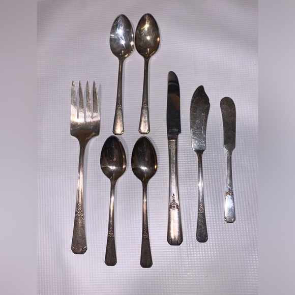 8 Pieces Wm A Rogers Sectional Oneida ltd 1939 Rio Pattern Spoon Knife Meat Fork - Picture 1 of 5